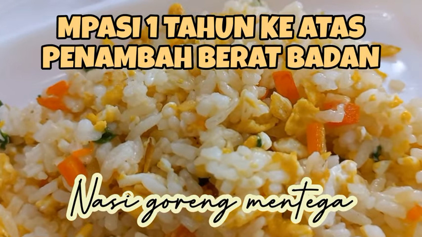 Sepiring nasi goreng mentega yang hangat dengan taburan daun bawang