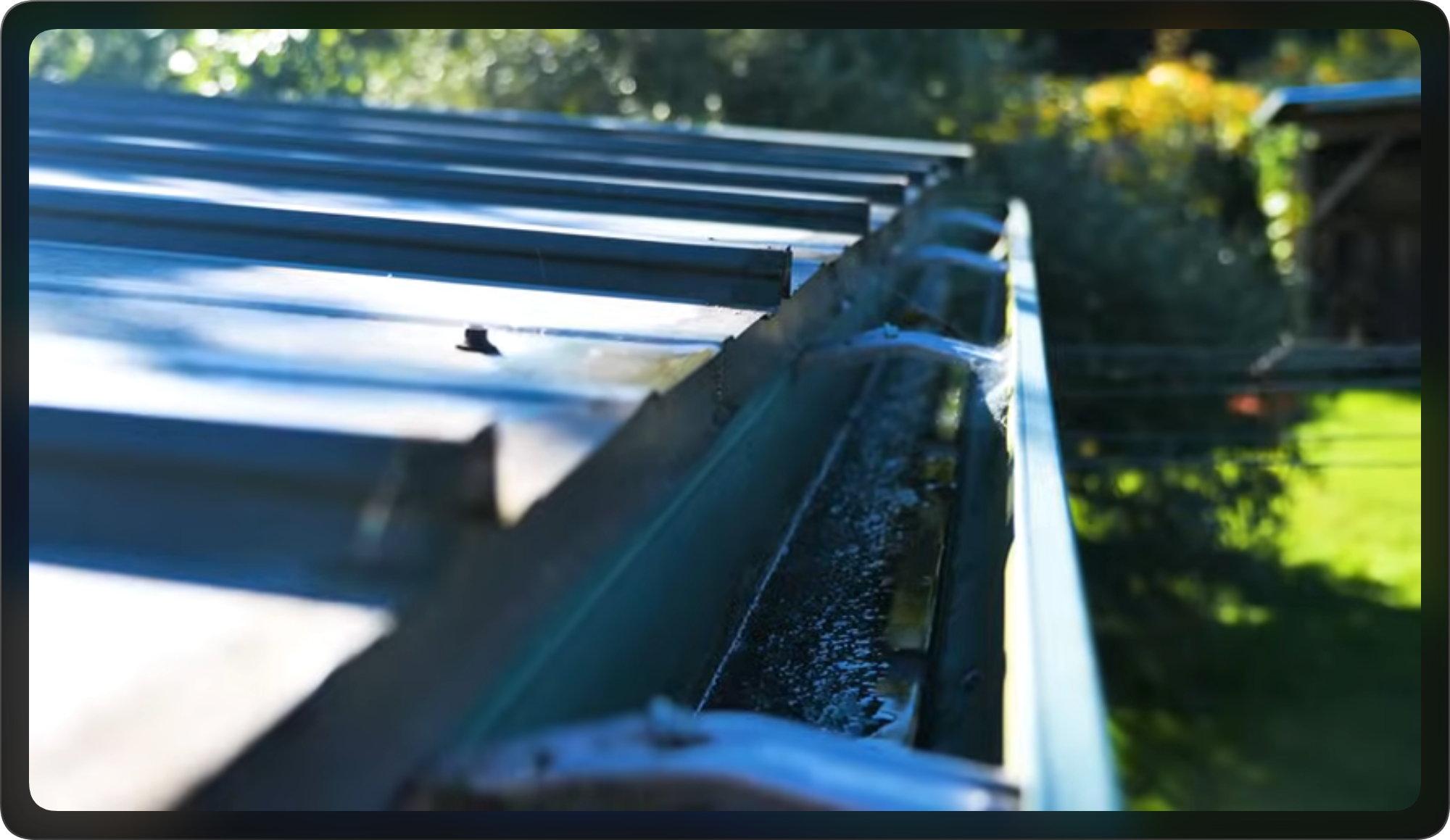 Sistem pemanenan air hujan yang terpasang di sebuah rumah dengan tangki besar