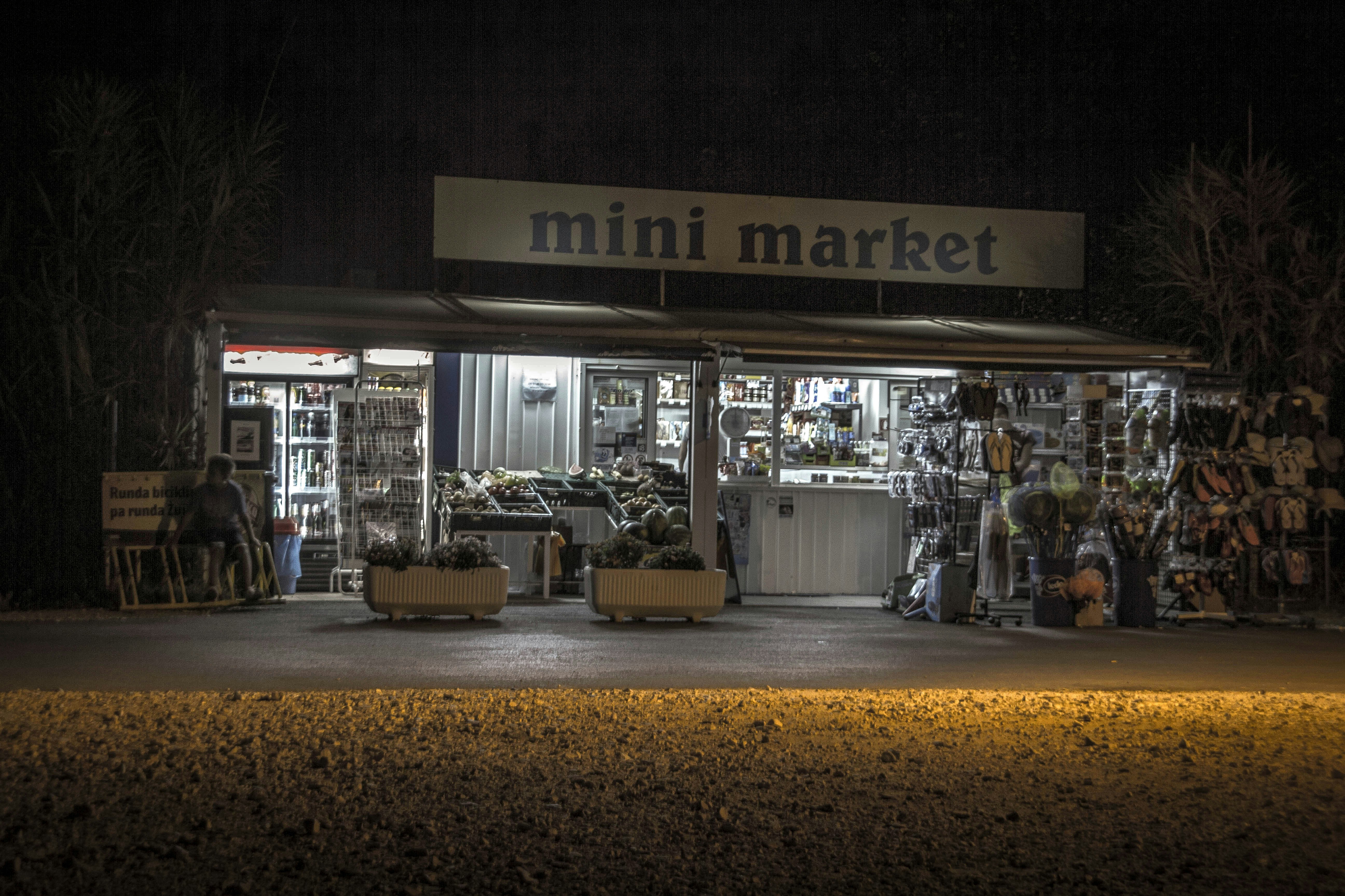 Seseorang memotret produk dengan HP